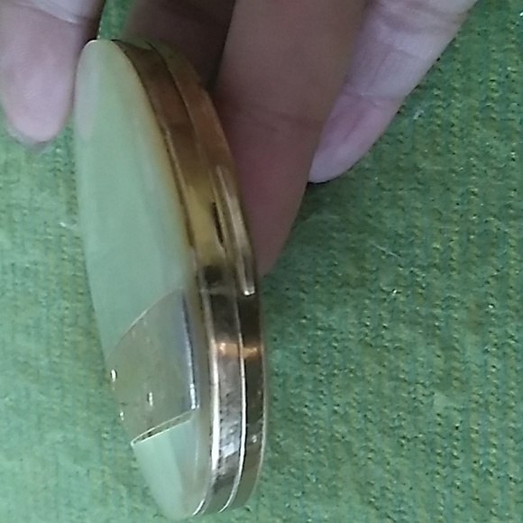 Vintage Round Marhill Fifth Ave Compact Mother of Pearl with Hand Engraved Trim - Picture 6 of 10